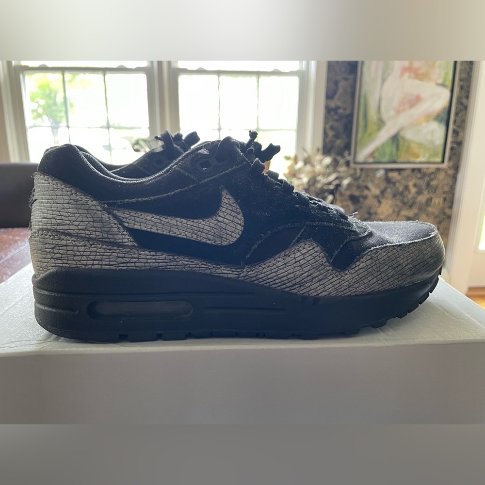 Women’s black and silver Nike air max sneakers size 8